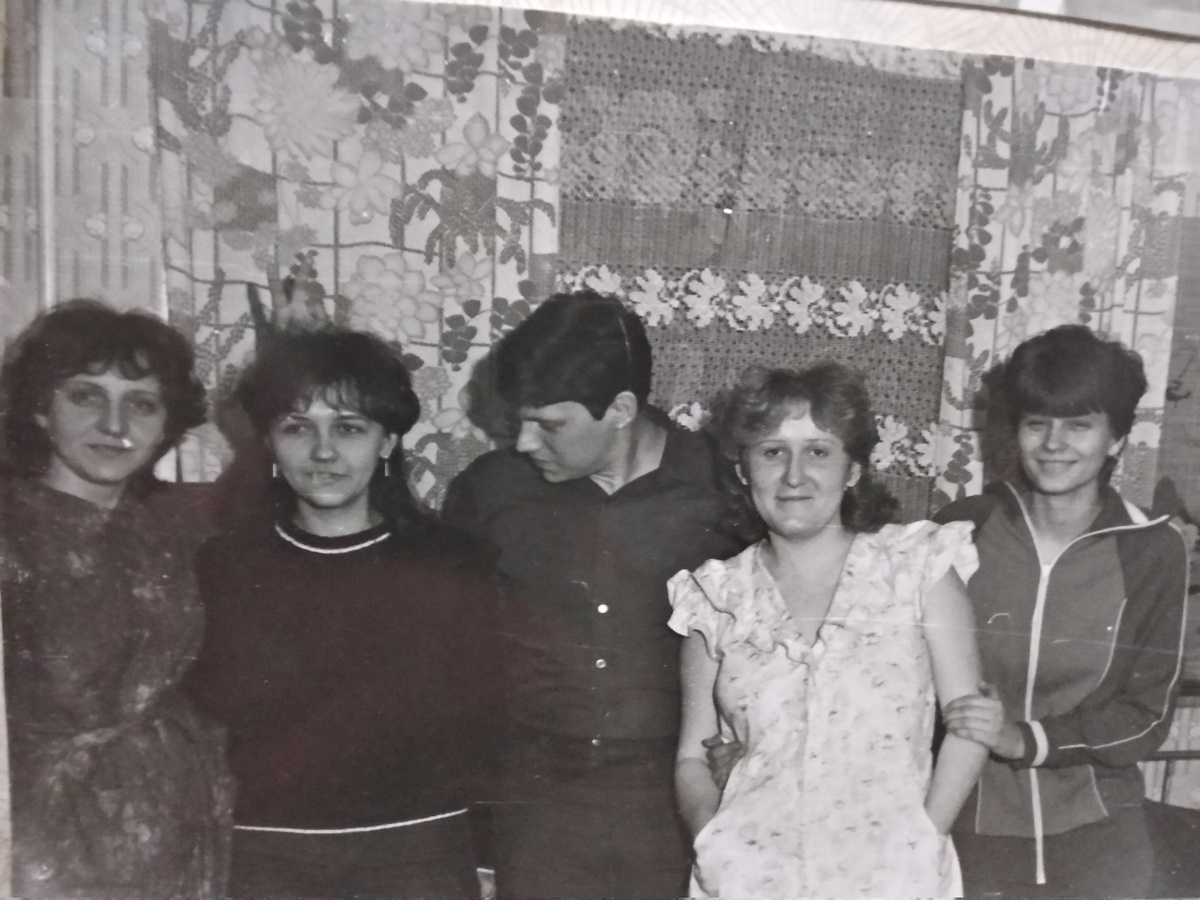 Фото того времени из общаги. Я с права, его нет. Как и сейчас.