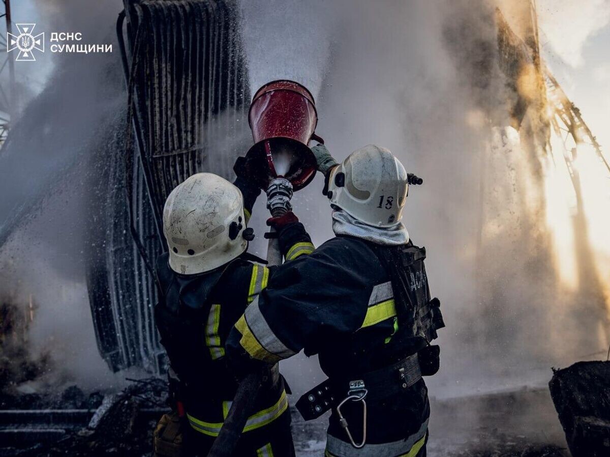   Украинские пожарные тушат пожар на инфраструктурном объекте | © Фото : ГСЧС Сумской области