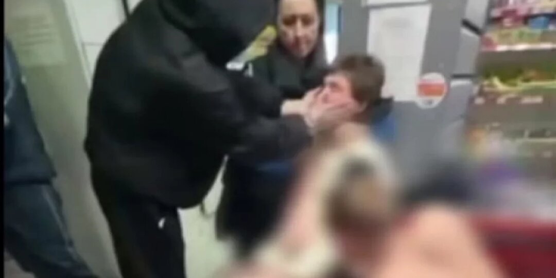 В Красноярском крае мужчина порезал ножом 16-летнего подростка