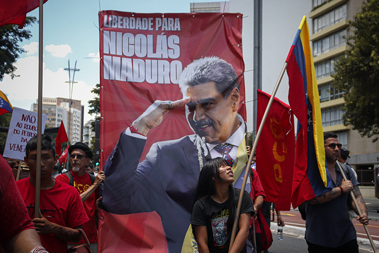    «Нам придется жить в мире откровенной «махновщины», в котором вероятность выживания суверенных государств будет определяться в первую очередь военным фактором, во вторую — ресурсным, в третью — текущим экономическим положением. Вот доказательство: захват Мадуро — и нет суверенной страны».   
Фото: © IMAGO/Arthur Lamonier / imago-images.de/ www.globallookpress.com