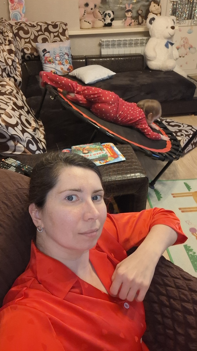 дочка и уставшая мать 