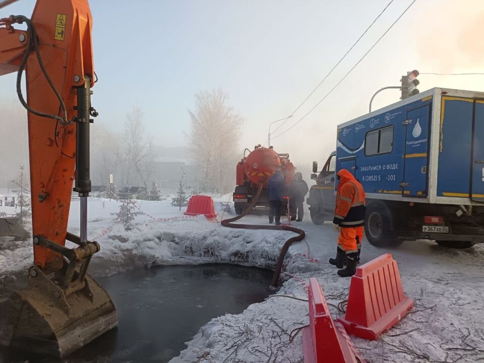    Устранение аварии на водоводе. Источник: t.me/rvk_brn