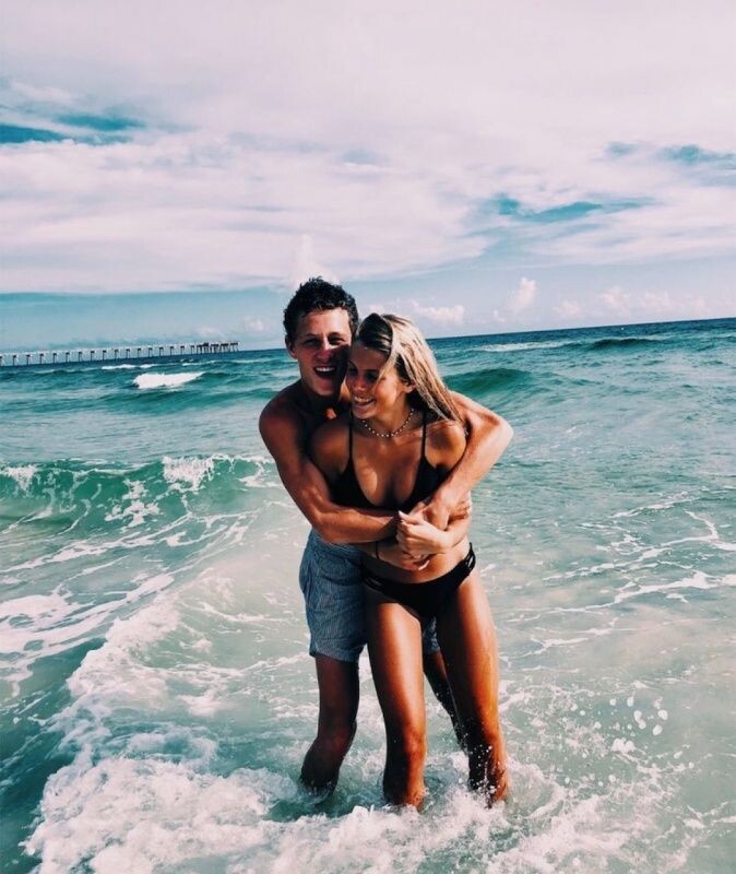 Фото из интернета. Молодые на море.