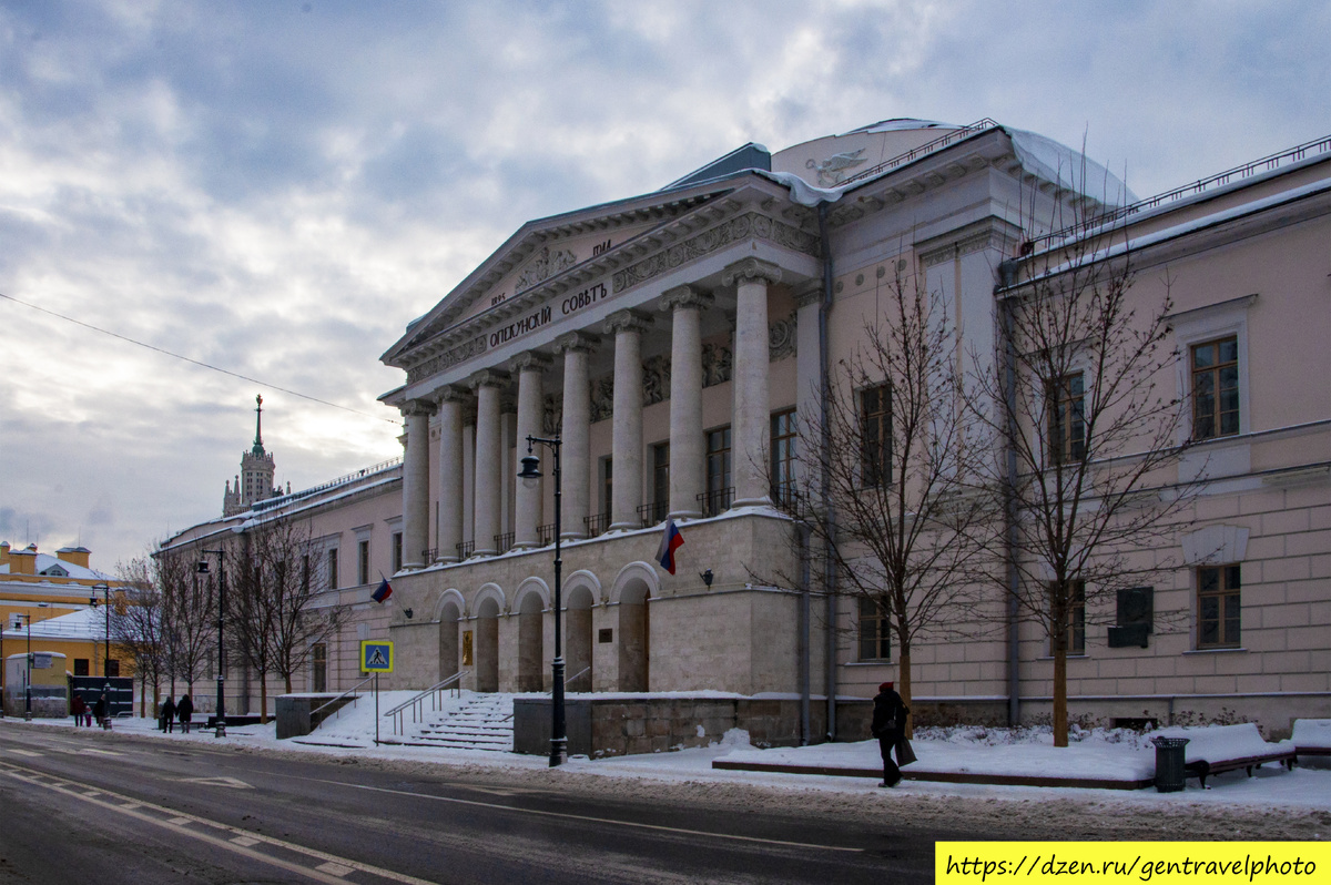Здание Опекунского совета на Солянке (1823-1826 гг.) в стиле ампир, архитектор Диминико Жилярди. Опекунский Совет был учрежден в 1763 году как орган управления благотворительными заведениями Российской Империи, в первую очередь Воспитательными домами в Москве и Петербурге.