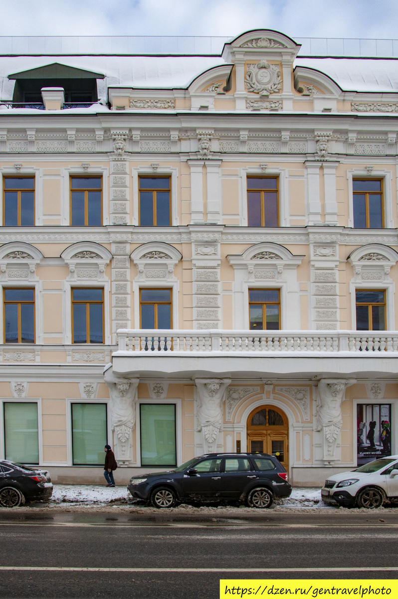 Здание бывшего доходного дома с чайным магазином Торгового дома Расторгуевых на улице Солянка в Москве. Дом построен в 1882 г. по проекту архитектора В. Н. Карнеева. В обиходе его называют дом с атлантами.