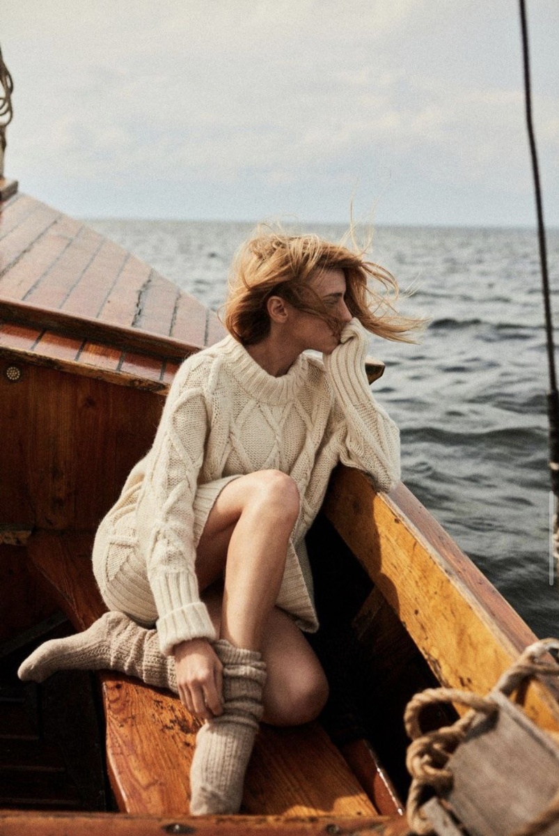 Белый джемпер.