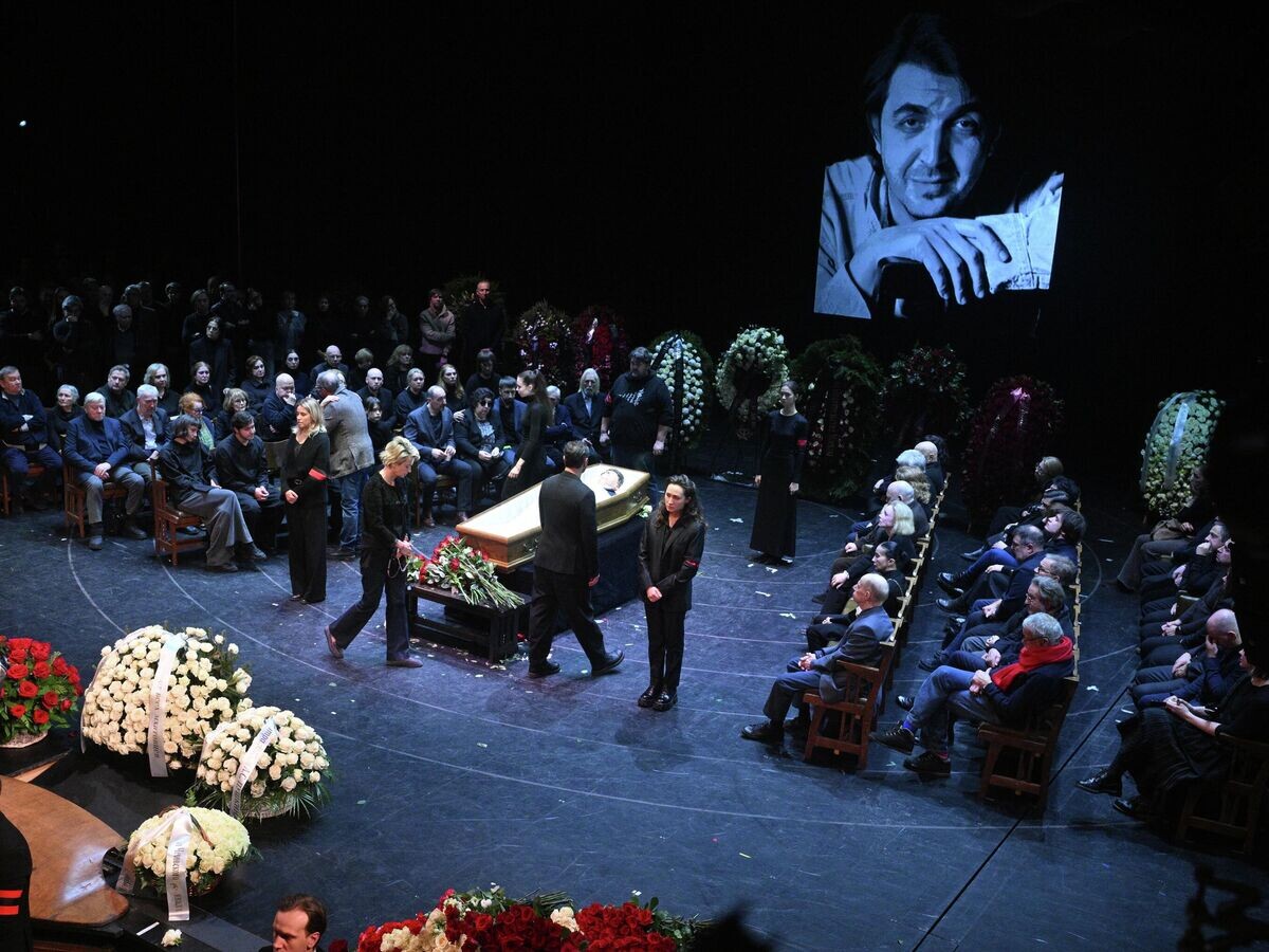    Церемония прощания с ректором Школы-студии МХАТ Игорем Золотовицким в МХТ имени А. П. Чехова в Москве | © РИА Новости / Кирилл Зыков