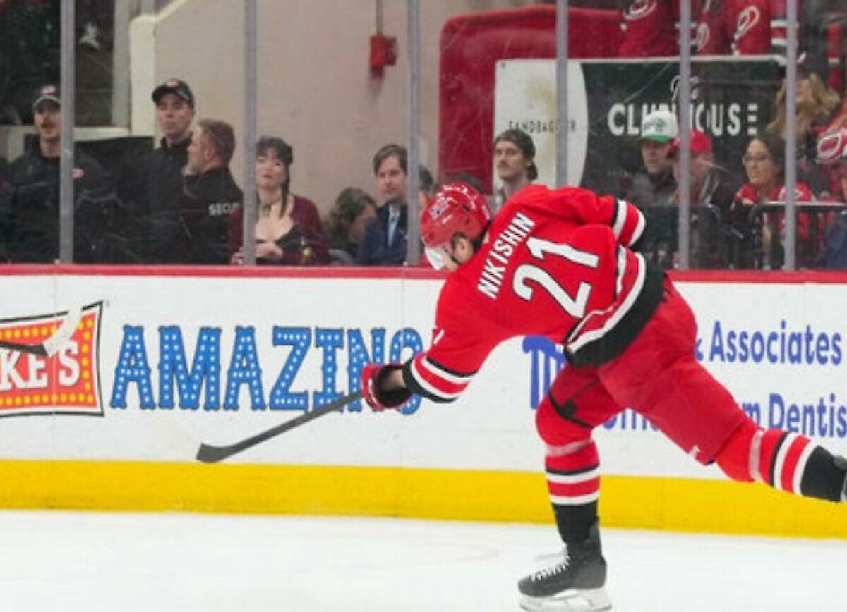     Тренер «Каролины» отреагировал на результативную игру Никишина в матче с «Флоридой»