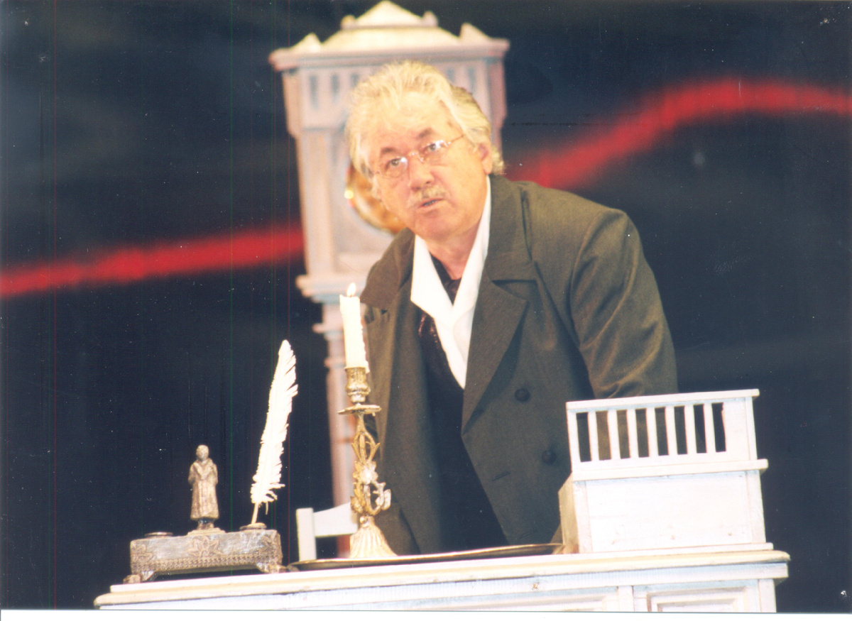 Сцены из спектакля «Ангел мой»
Брянского областного театра драмы им. А.К. Толстого.
Исполнитель роли Ф.И. Тютчева, народный артист России Валерий Мацапура (1946-2005)
Фотография 2003 г. А. И. Шкроба. 
