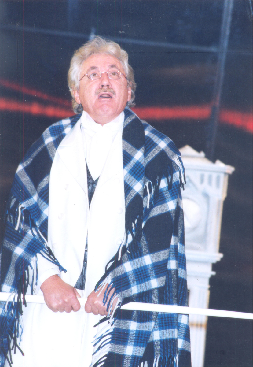 Сцены из спектакля «Ангел мой»
Брянского областного театра драмы им. А.К. Толстого.
Исполнитель роли Ф.И. Тютчева, народный артист России Валерий Мацапура (1946-2005)
Фотография 2003 г. А. И. Шкроба. 