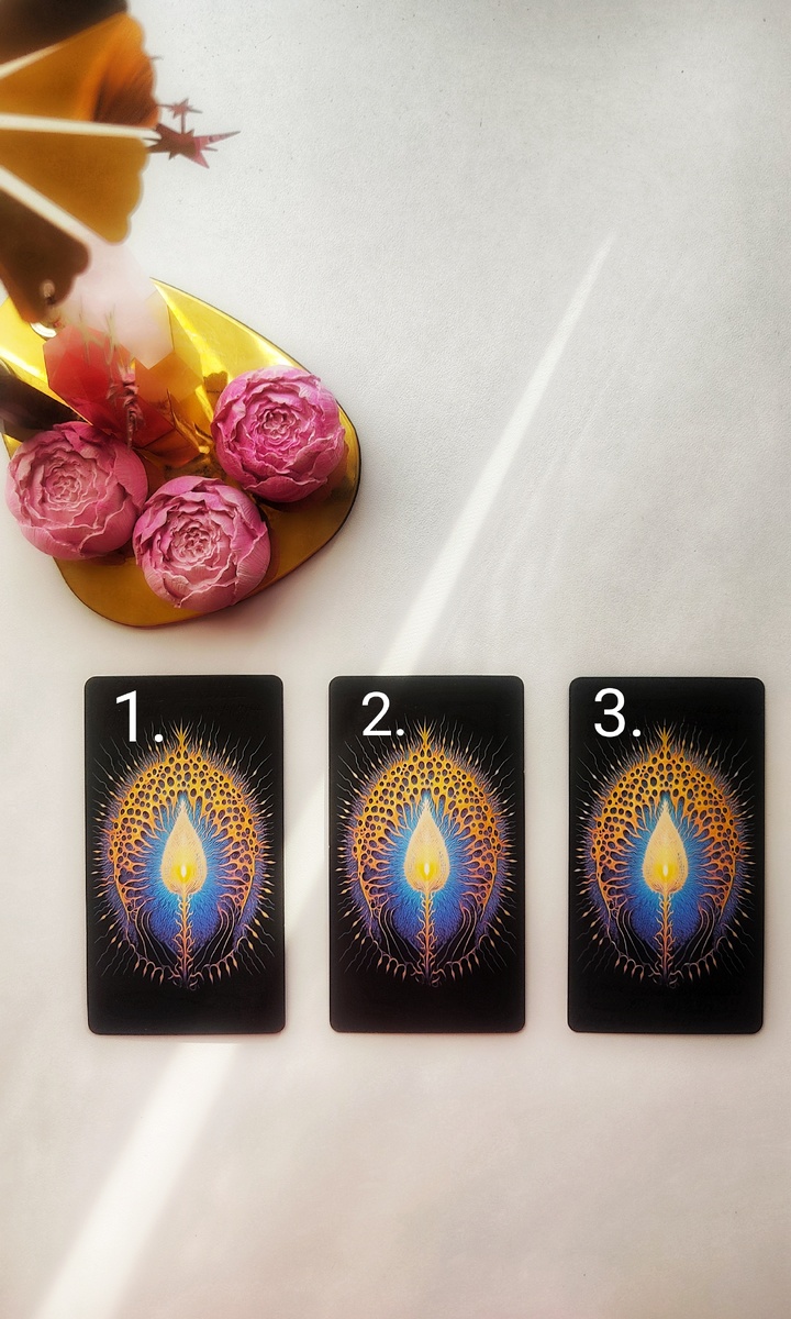 Интуитивно выберите одну карту