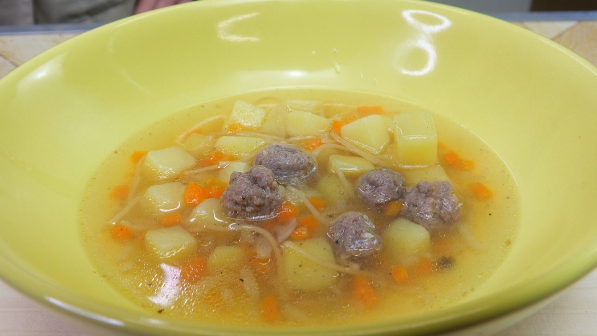    Фрикадельки и буквы превращают обед в игру