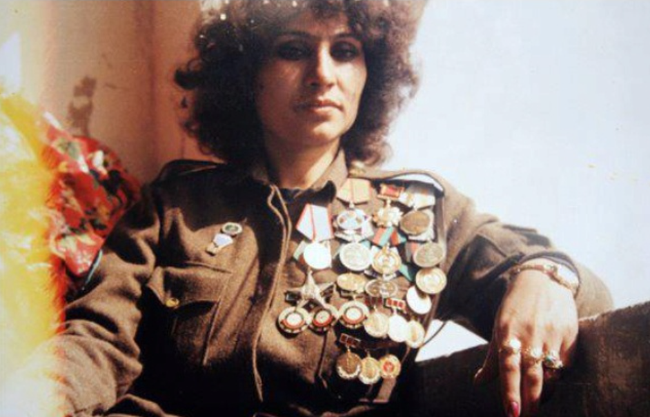 Первая афганская женщина-генерал и парашютистка Хатол Мохаммад Зай. За время службы в Афганской национальной армии было совершено три попытки покушения на ее жизнь. Всего в период с 1984 по 2006 год Хатуль совершила 572 прыжка с парашютом с различных летательных аппаратов. В 1990 году вышла замуж за офицера правительственных войск. Муж погиб в бою год спустя, и вдова осталась с маленьким сыном на руках. Также в гражданской войне были убиты оба брата. С приходом Талибана к власти в Афганистане Хатуль была вынуждена вести уединённый образ жизни. Она подрабатывала случайными заработками на шитье и тайно руководила нелегальной женской школой, которые были запрещены талибами. 