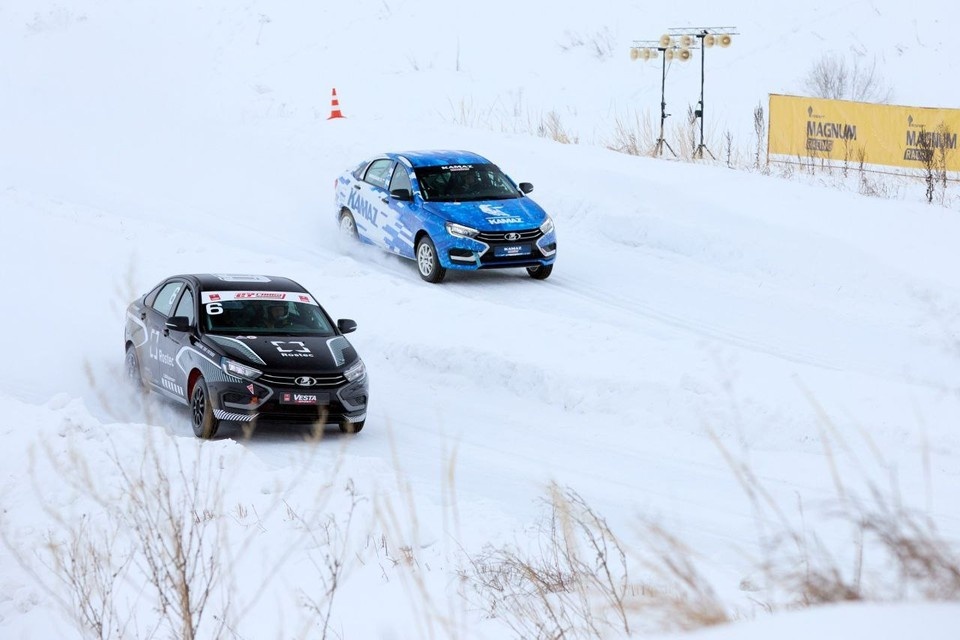    Пилоты будут соревноваться на одинаковых авто - гоночных версиях Lada Vesta и Lada Iskra / Фото: министерство спорта Самарской области