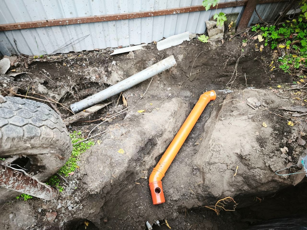 Процесс замены канализационных труб. 