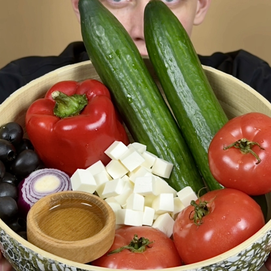 Секрет прост: крупная нарезка и аккуратная сборка