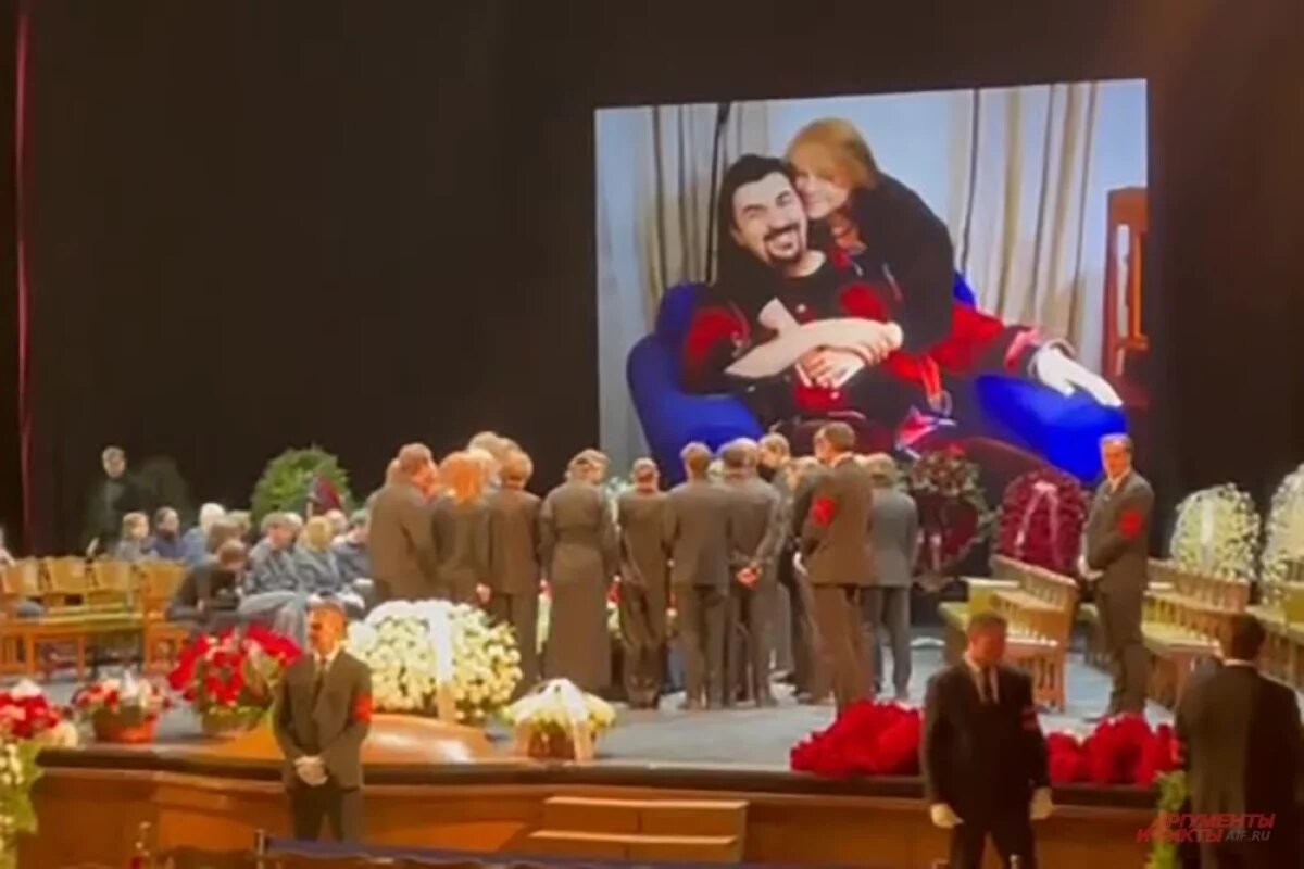    Прощание с ректором Школы-студии МХАТ Игорем Золотовицким.