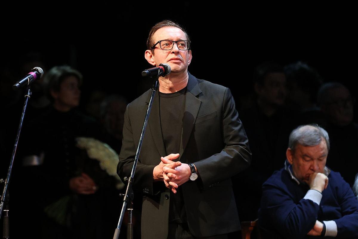 Андрей Любимов / РБК📷Константин Хабенский на церемонии прощания с ректором Школы-студии МХАТ Игорем Золотовицким в МХТ имени А. П. Чехова в Москве