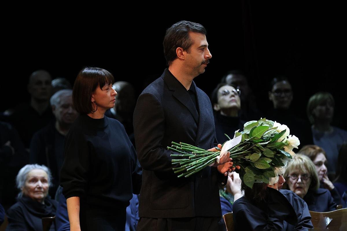 Андрей Любимов / РБК📷Иван Ургант во время церемонии прощания с ректором Школы-студии МХАТ, заслуженным артистом РФ Игорем Золотовицким в МХТ имени А.П. Чехова
