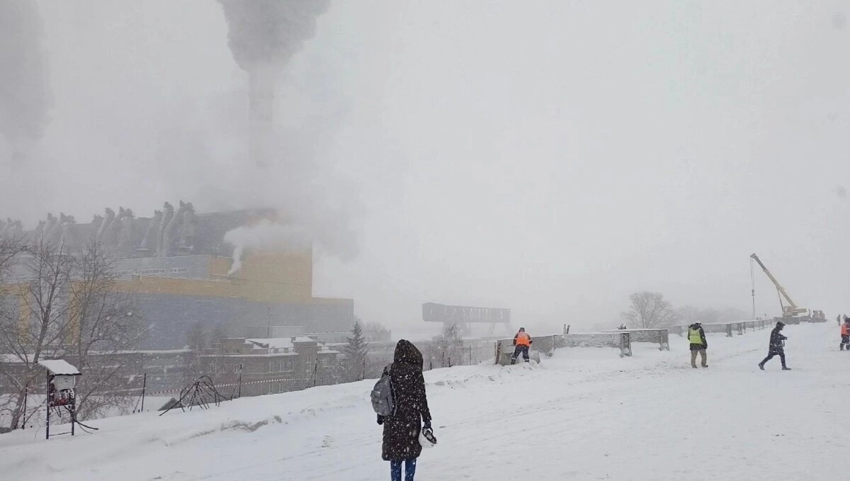    Движение по мосту открылось месяц назад, а кто должен его чистить. пока неясно   Дмитрий Тростников / atas.info