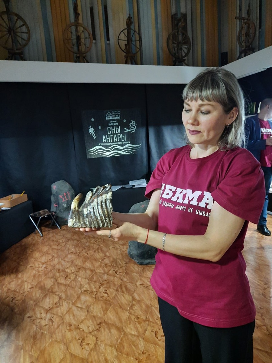 В руках сотрудника музея Любови Анашкиной экспонат «трогательной» витрины – зуб мамонта