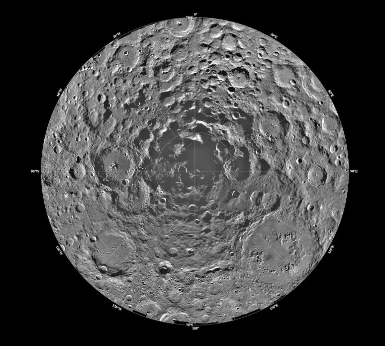 Первым шагом является обнаружение лунной воды. Южный полюс (показан на рисунке) представляет особый интерес, поскольку большая его часть остается в тени, а данные, полученные с орбитальных аппаратов, указывают на наличие там льда.