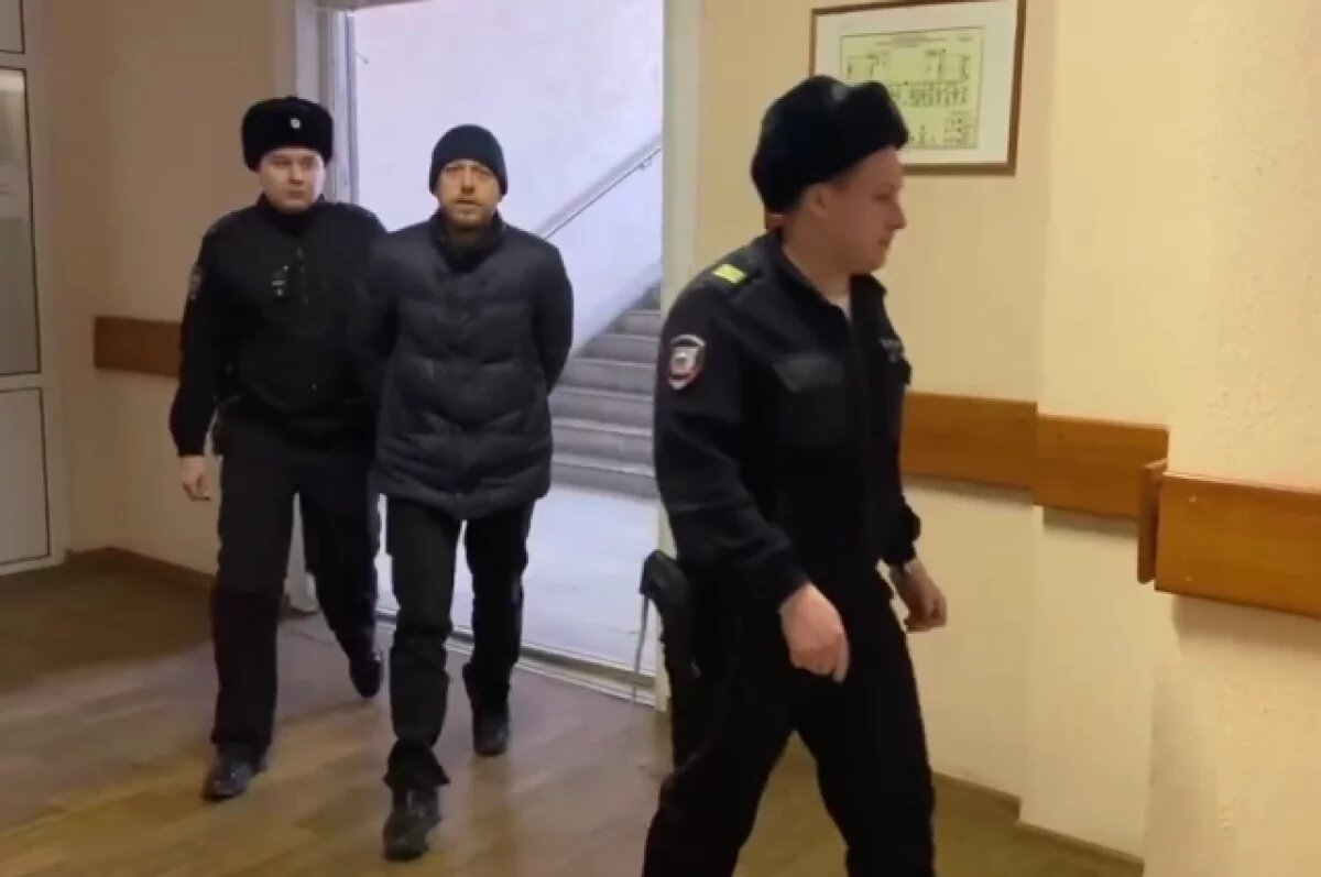    Омича, стрелявшего на мосту им. 60-летия ВЛКСМ в водителя, отправили в СИЗО