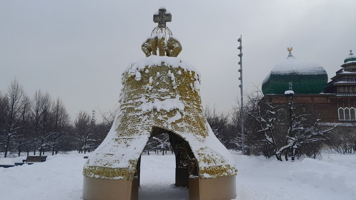 Колокол рядом со дворцом.