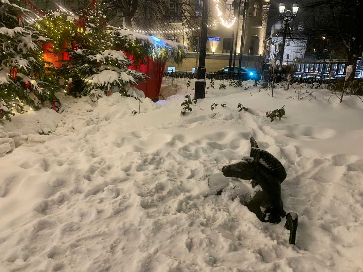 На Тверском бульваре скульптуру занесло.     Фото автора.