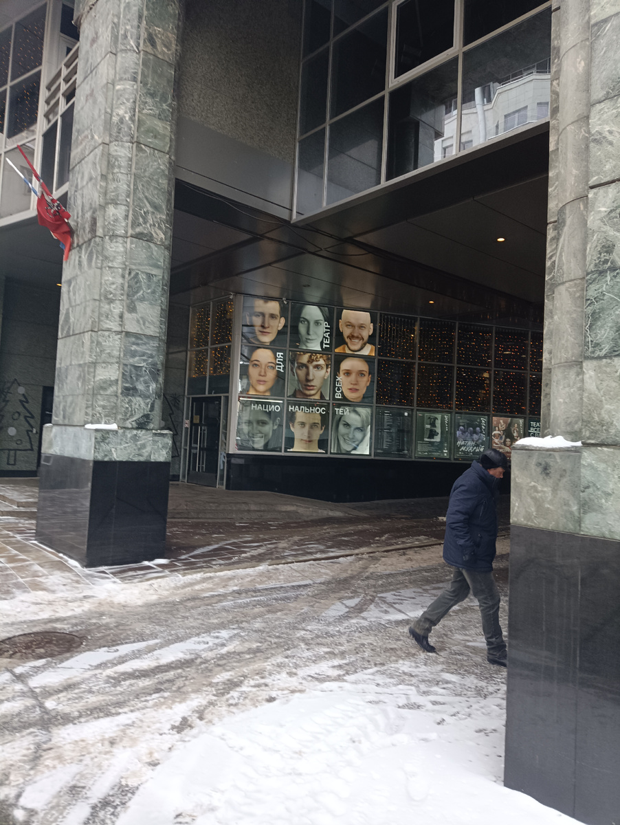 Вход в театр