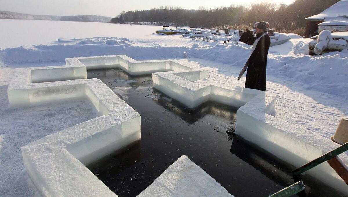 Фото взято для иллюстрации из свободного интернета (оригинал по ссылке: https://sputnik.by/20210111/Minchane-smogut-okunutsya-v-prorub-na-Kreschenie--no-mest-v-etom-godu-menshe-1046607137.html?nw=1610382029000) 