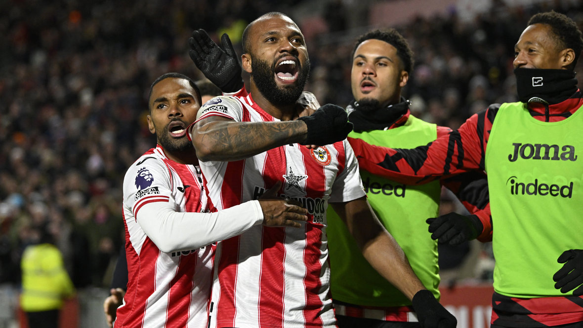    Нападающий «Брентфорда» Игор Тиаго (в центре). Reuters