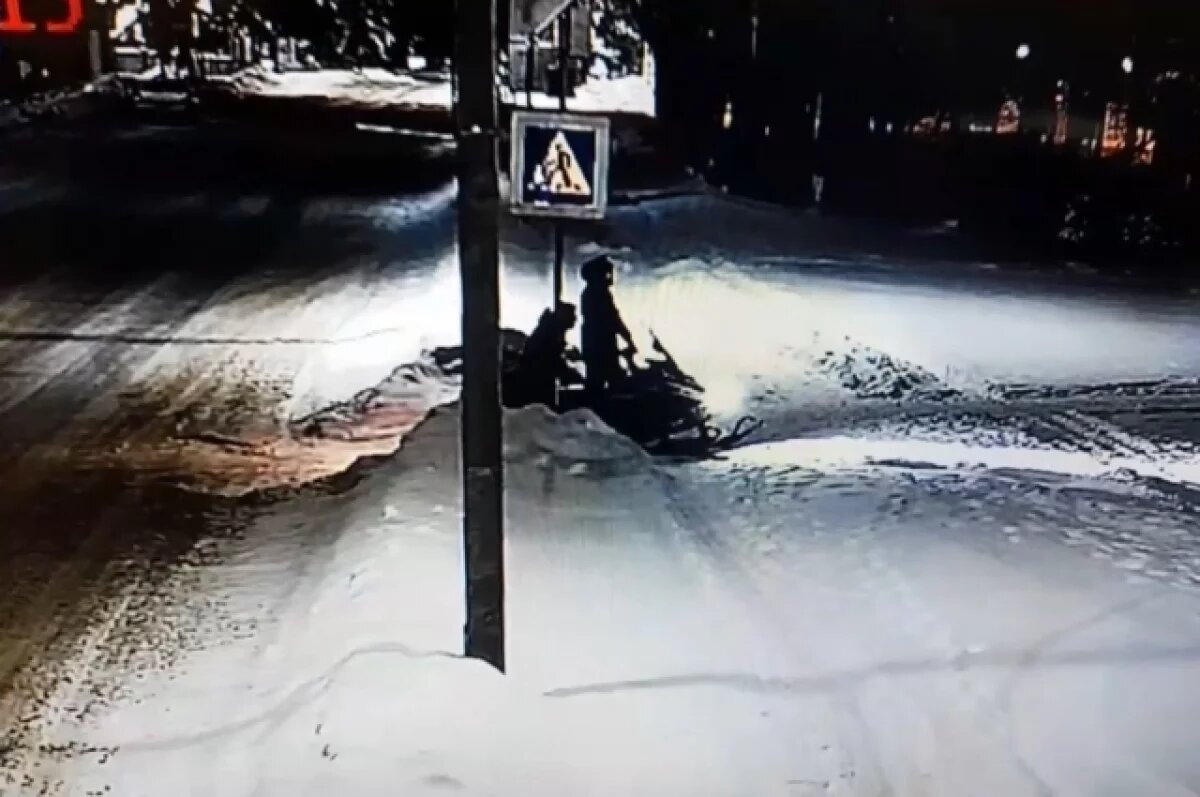    В Ржеве снегоход устроил опасный ночной рейд по центру города