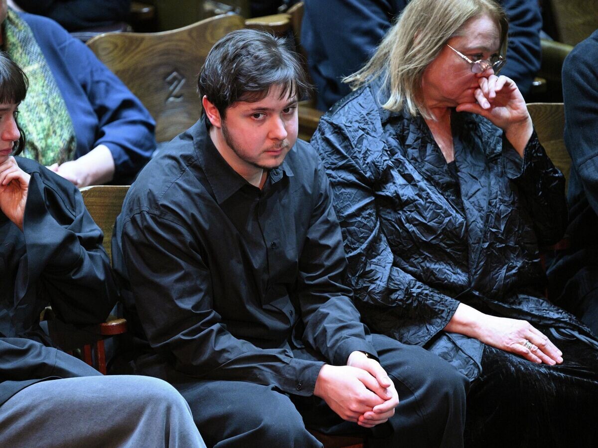    Режиссер Александр Золотовицкий и вдова Игоря Золотовицкого, актриса Вера Харыбина (справа) на церемонии прощания с ректором Школы-студии МХАТ Игорем Золотовицким | © РИА Новости / Кирилл Зыков