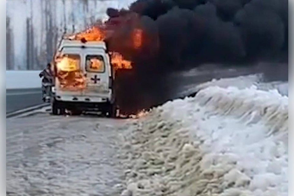    "Скорая" сгорела после подрыва на минах. Фото: тг-канал Сергея Черевко