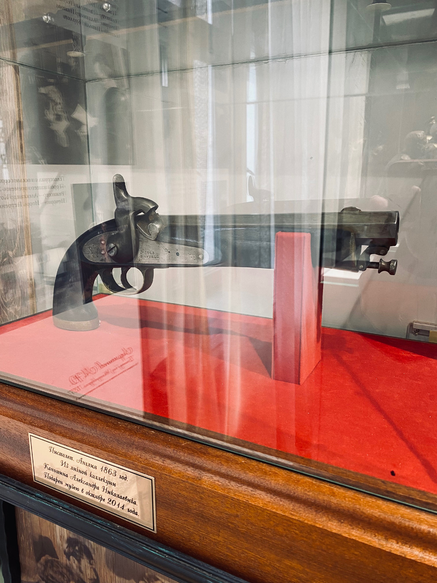 Государственный музей-заповедник М.Ю. Лермонтова в Пятигорске. Дуэльный пистолет английского производства 1863 года. Фото автора.