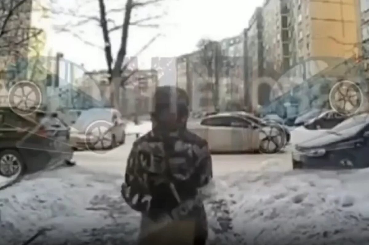    Мальчик лизнул домофон в Челябинске, прилип языком и попал на видео