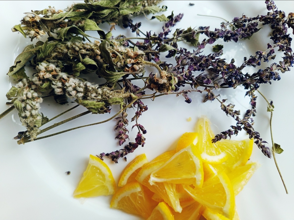 Травы: шалфей и пустырник. Лимон