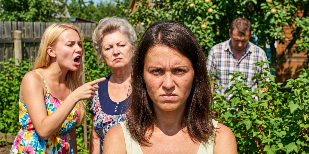 Родня мужа претендовала на мою дачу, но дарственная была вовремя оформлена на мою маму