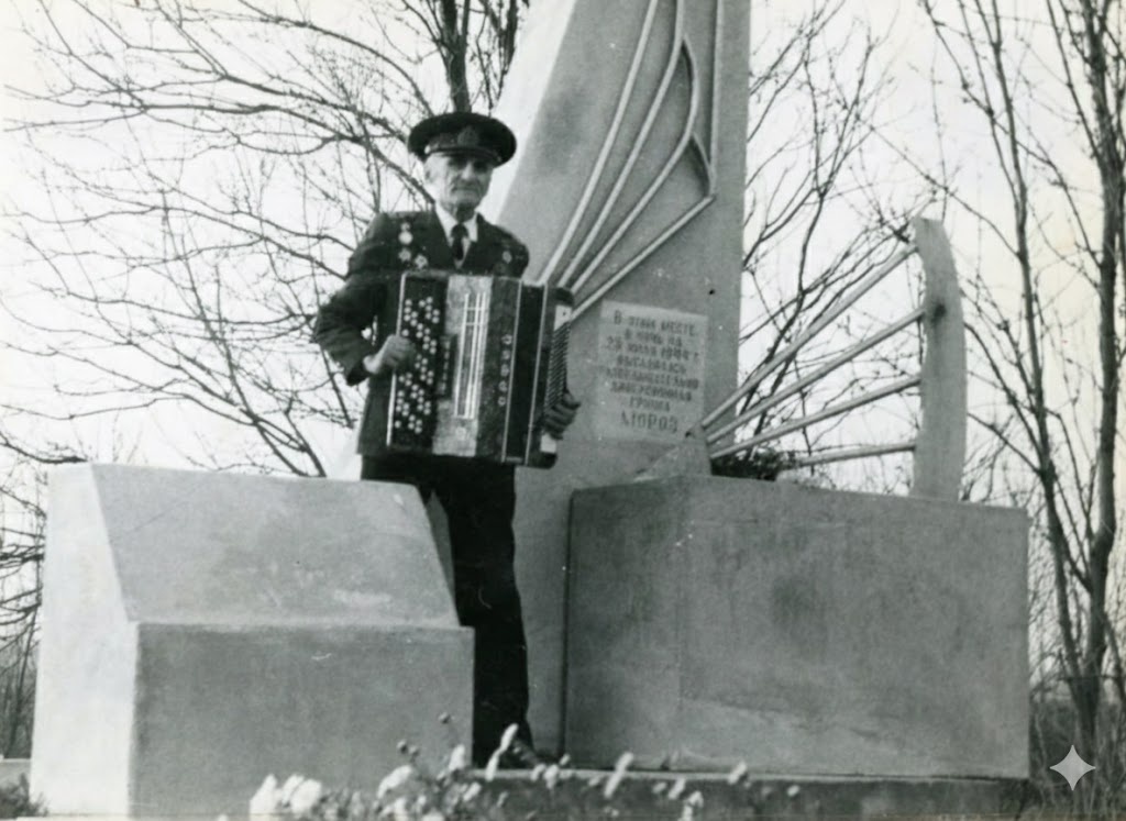 Оставшийся в живых член разведгруппы "Мороз" Виктор Иванович Довбыш на открытии памятника. Фото из личного архива Нины Дмитриевны Гуцал.