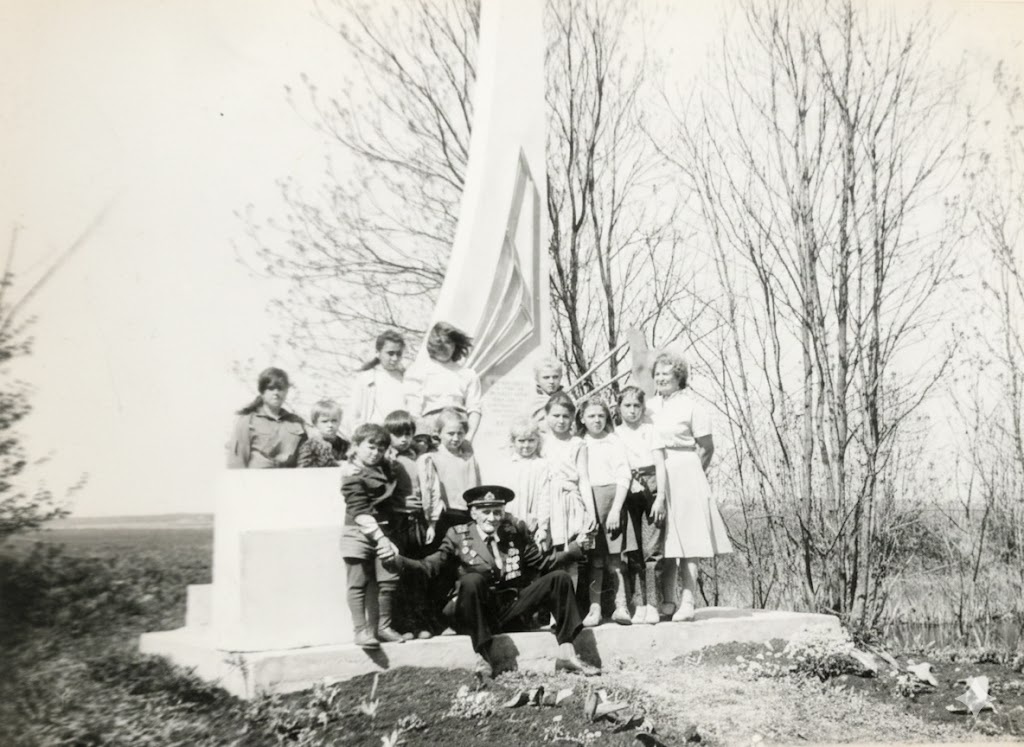Оставшийся в живых член разведгруппы "Мороз" Виктор Иванович Довбыш на открытии памятника вместе со школьниками. Фото из личного архива Нины Дмитриевны Гуцал.