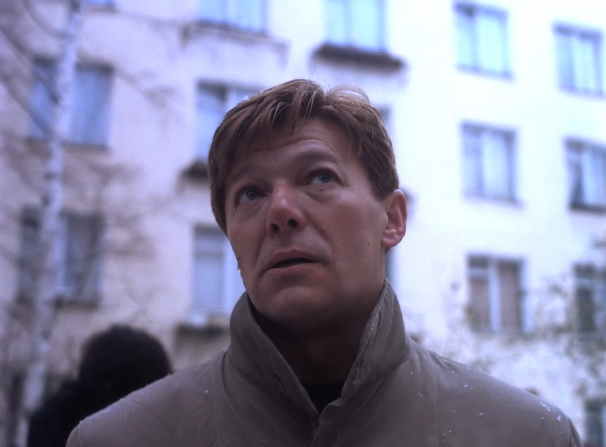 Кадр из кинофильма "Ты у меня одна", 1993 г., режиссер Дмитрий Астрахан, сценарист Олег Данилов, композитор Александр Пантыкин (скриншот) 