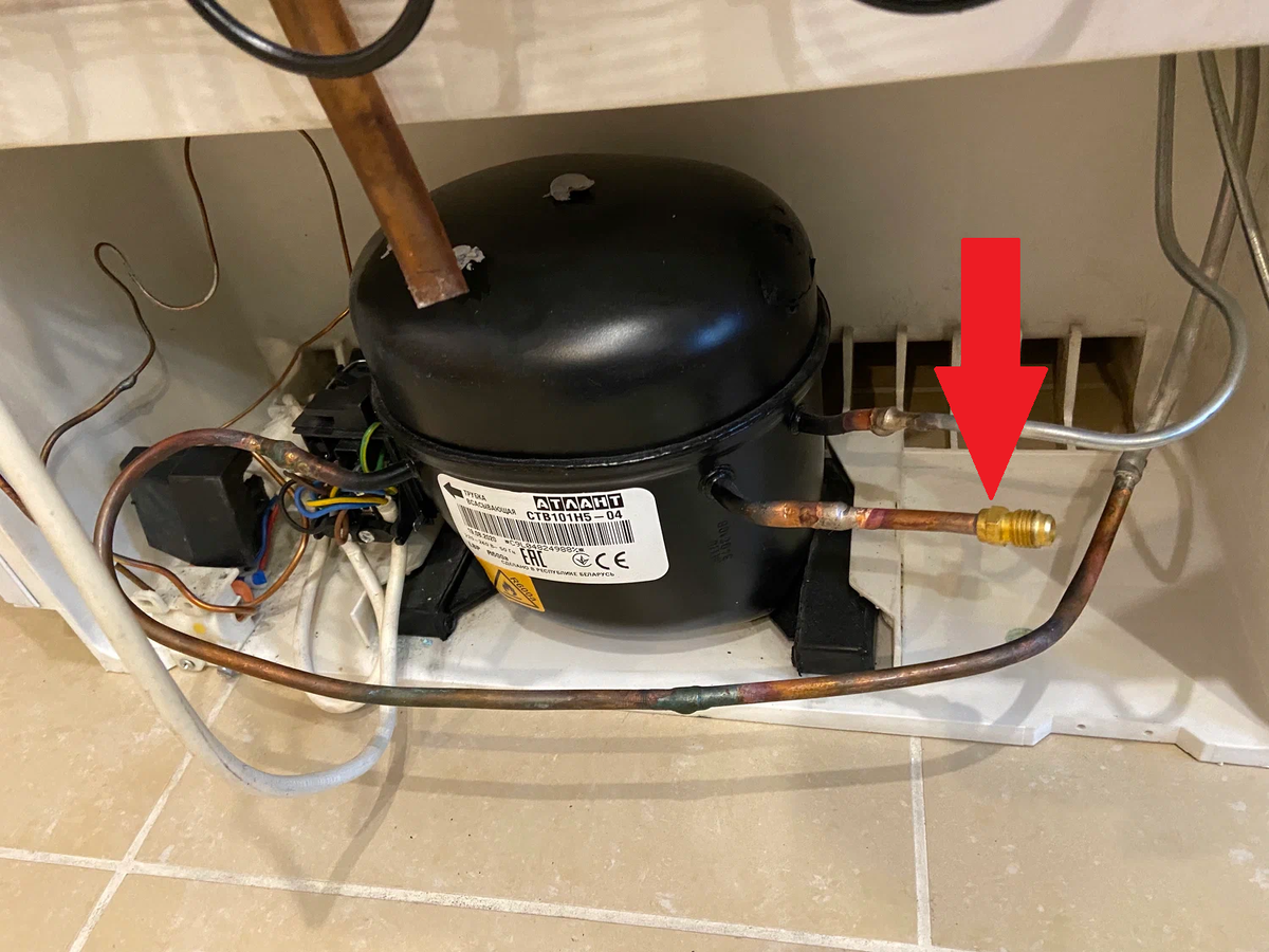 Клапан Шредера, установленный мастером после ремонта на мотор-компрессор холодильника