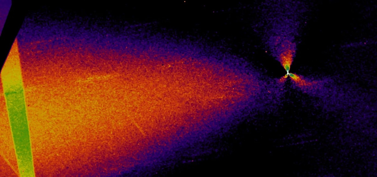 Карта яркости в искусственных цветах 3I/ATLAS от 14 января 2026 года, полученная с помощью камеры WFC3 UVIS (F350LP) космического телескопа «Хаббл» за шесть экспозиций по 170 секунд (верхнее изображение, размер которого составляет 130 000 километров в поперечнике). Карта была обработана с помощью фильтра вращательного градиента Ларсона-Секанины, который удаляет симметричное свечение вокруг ядра (нижнее изображение), на котором видны четыре джета. Структура джета включает в себя заметный антихвост, направленный к Солнцу в левый нижний угол, а также систему из трёх мини-джетов. Эти мини-джеты расположены на одинаковом расстоянии друг от друга под углом 120 градусов, но ни один из них не направлен в сторону от Солнца, как это обычно бывает у кометных хвостов. (Изображение предоставлено Тони Скармато на основе данных, опубликованных NASA/ESA/STScI)
