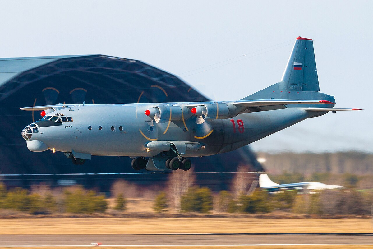 Военно-транспортный самолёт Ан-12, на который ориентировались конструкторы при создании БМД-1. Фотография в свободном доступе.