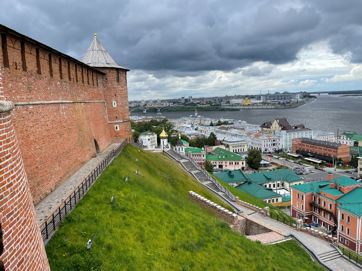 Вид на город и Стрелку с галереи боевого хода Нижегородского кремля. 2025. Фото Natalya Dolidenok