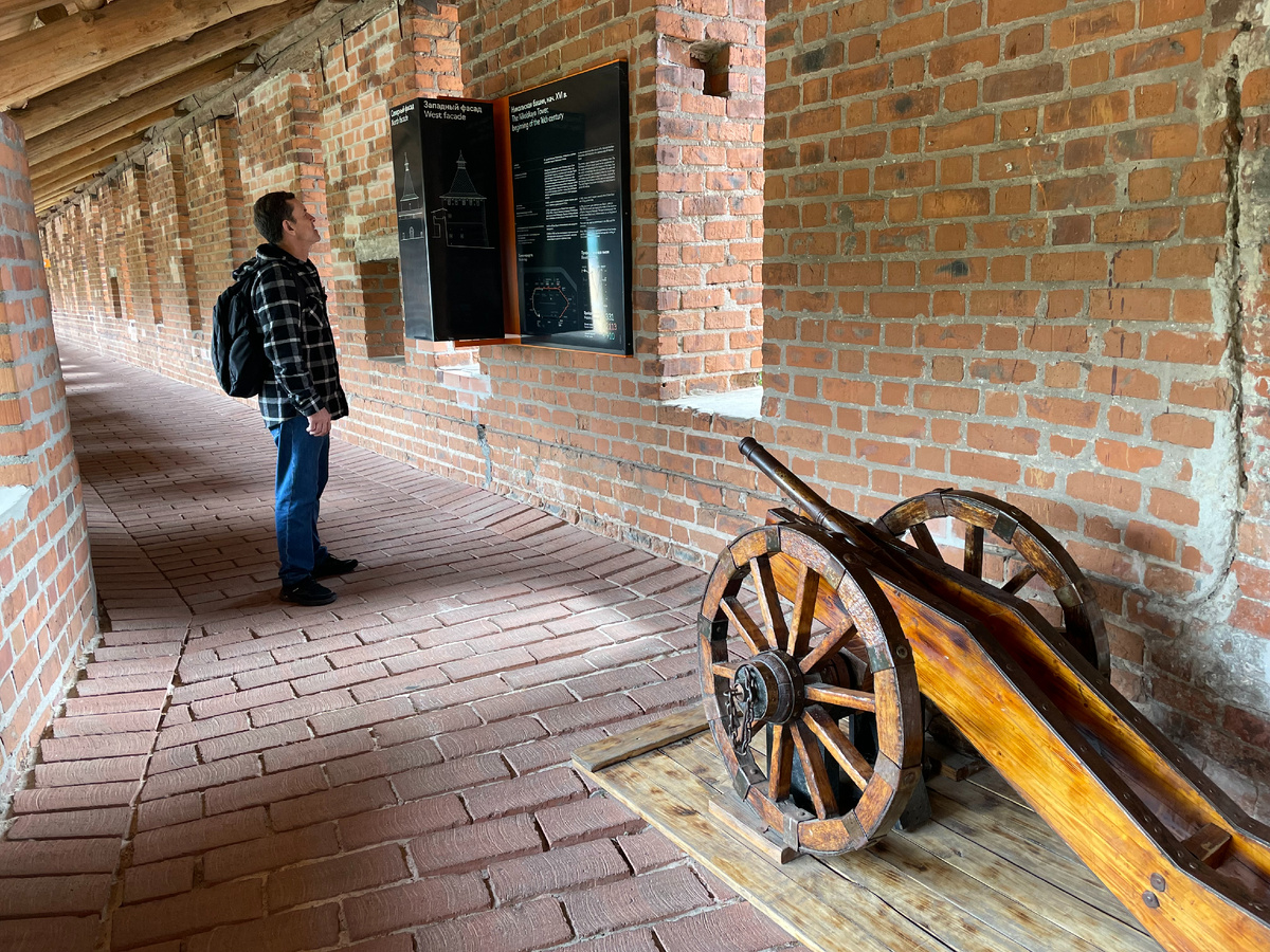 В галерее боевого хода Нижегородского кремля. 2025 г. Фото Natalya Dolidenok