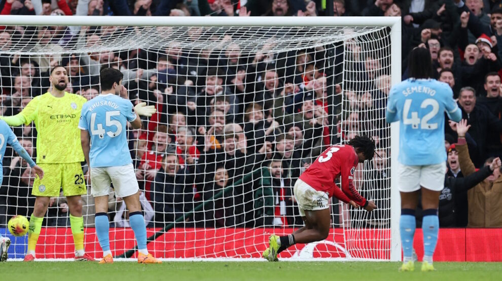    Патрик Доргу забивает второй гол в ворота «Манчестер Сити». Фото: REUTERS