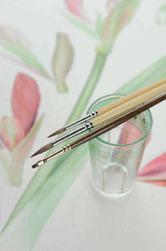 Три кисти: круглая соболиная № 4, круглая соболиная № 6 и маленькая плоская синтетическая.