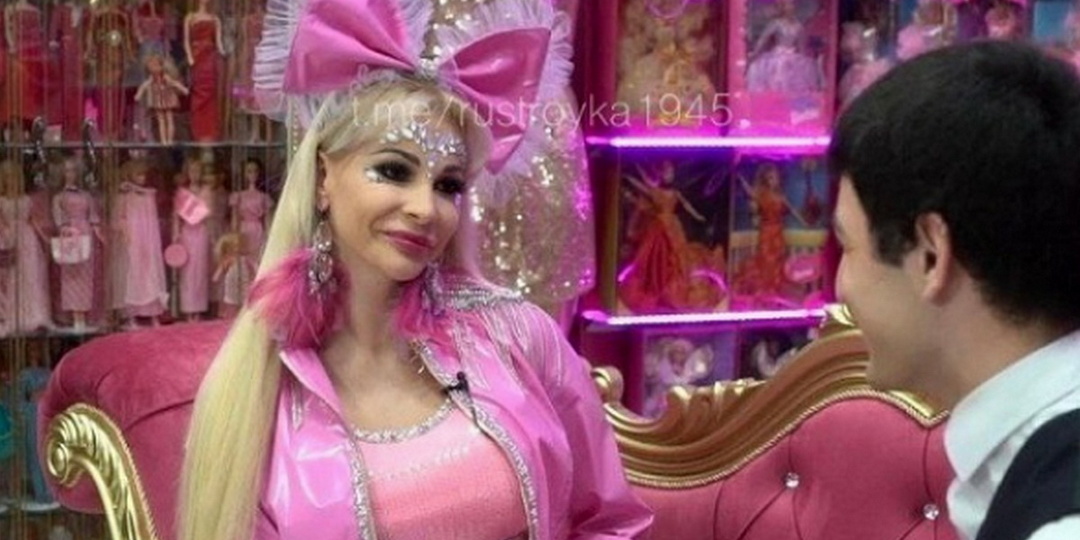 «Ломоносов перевернулся в гробу»: «Русская Барби» получила медаль и звание «Гордость России», вызвав скандал